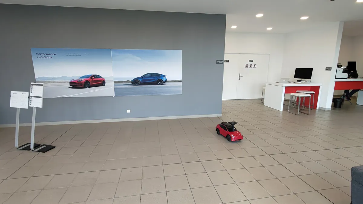 Интерьер центра Tesla в Сосеме рядом с Мюлузом