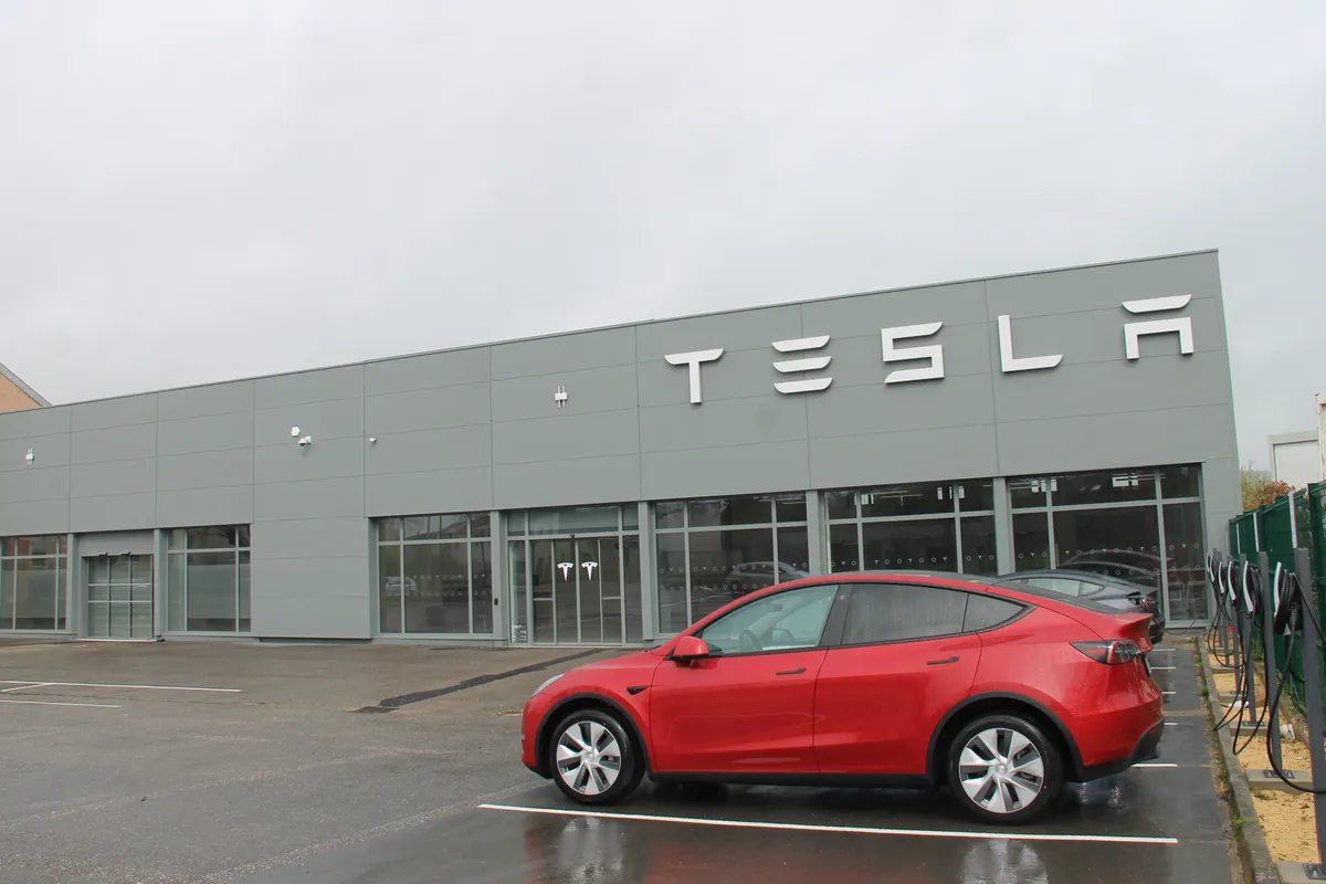 Центр Tesla на avenue Charles de Gaulle в Пюльнуа