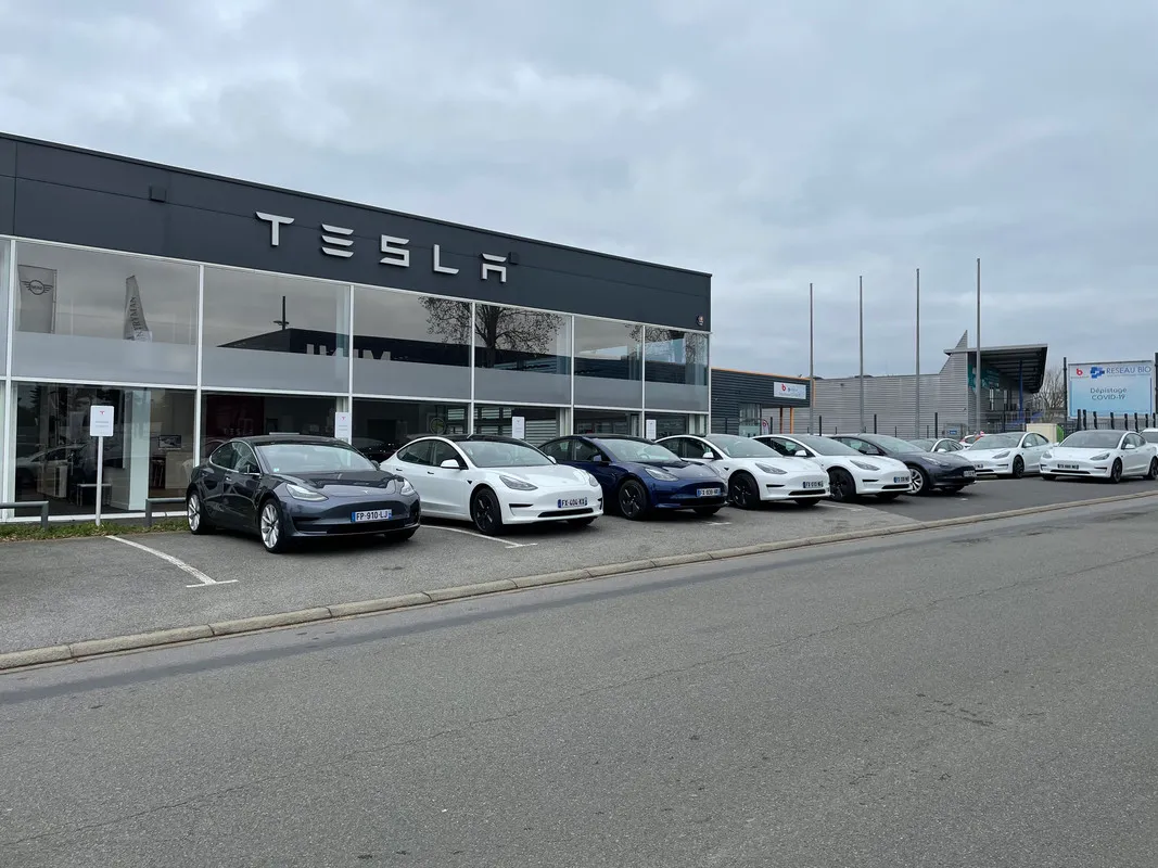 Центр Tesla в Сент-Эрблене рядом с Нантом
