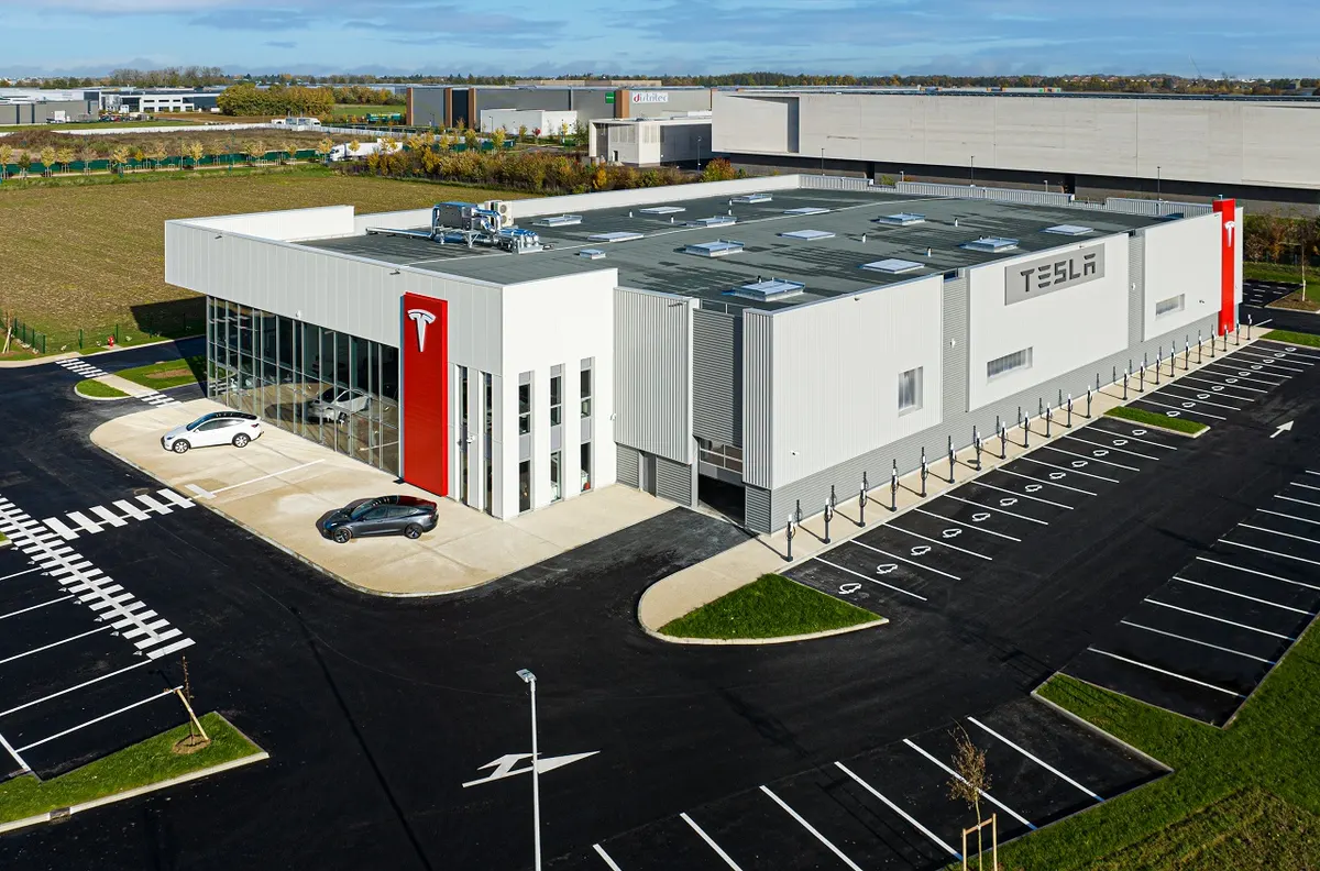 Сервисный центр Tesla в Байи-Роменвилье.