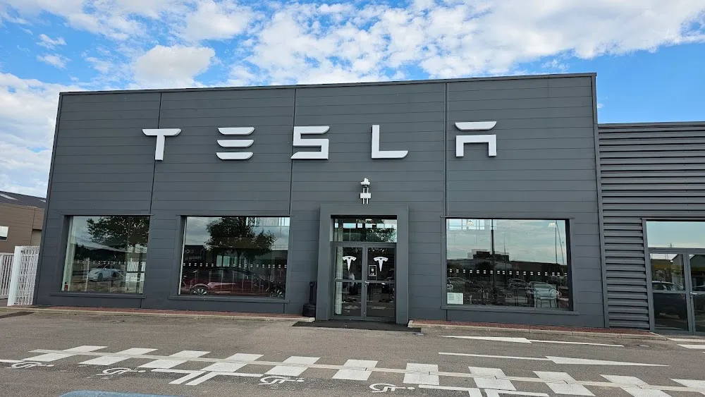 Центр Tesla в Перпиньяне
