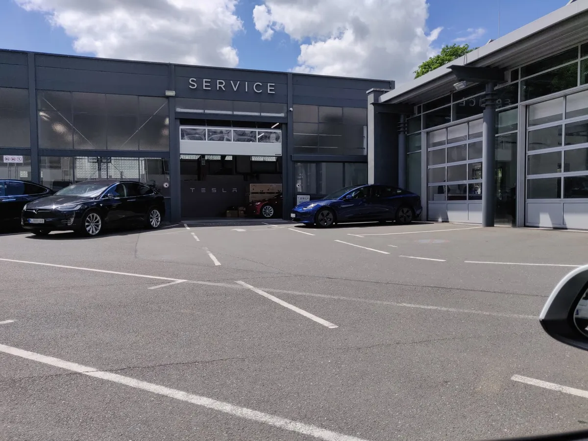 Tesla Service Nuernberg Thumenberger at 10 Thumenberger Weg, Nürnberg, BY 90491. Venue photograph.
