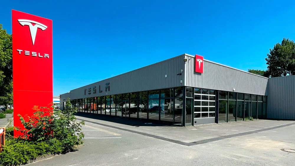 Tesla Service Duisburg at 32 Arnold-Dehnen-Straße, Duisburg 47138. Venue photograph.