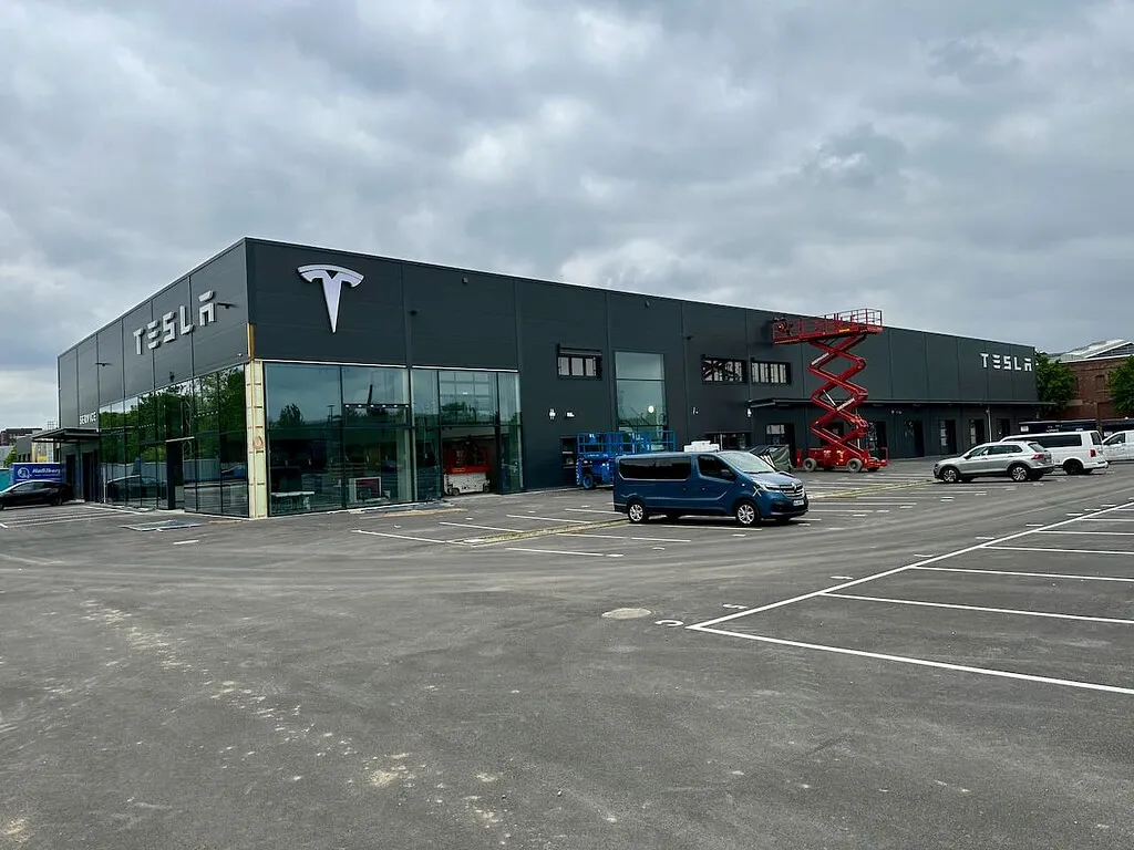 Tesla Service Dusseldorf-Koenigsbergerstrasse at 100 Königsberger Str., Düsseldorf, NRW 40231. Venue photograph.