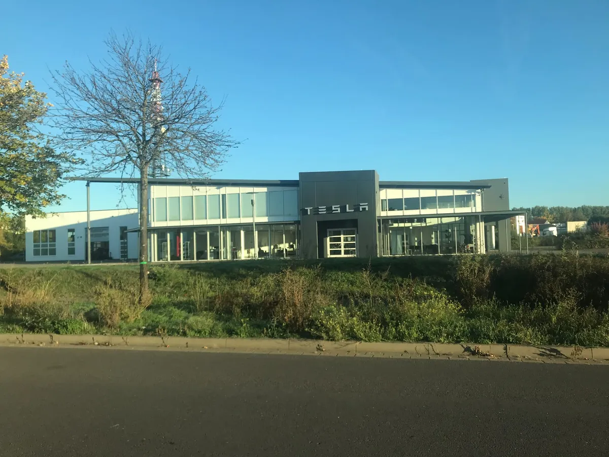 Центр Tesla в Магдебурге снаружи