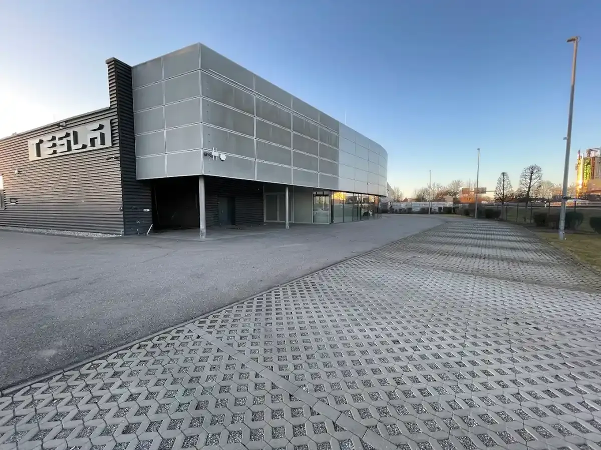 Сервисный центр Tesla в Герстхофене