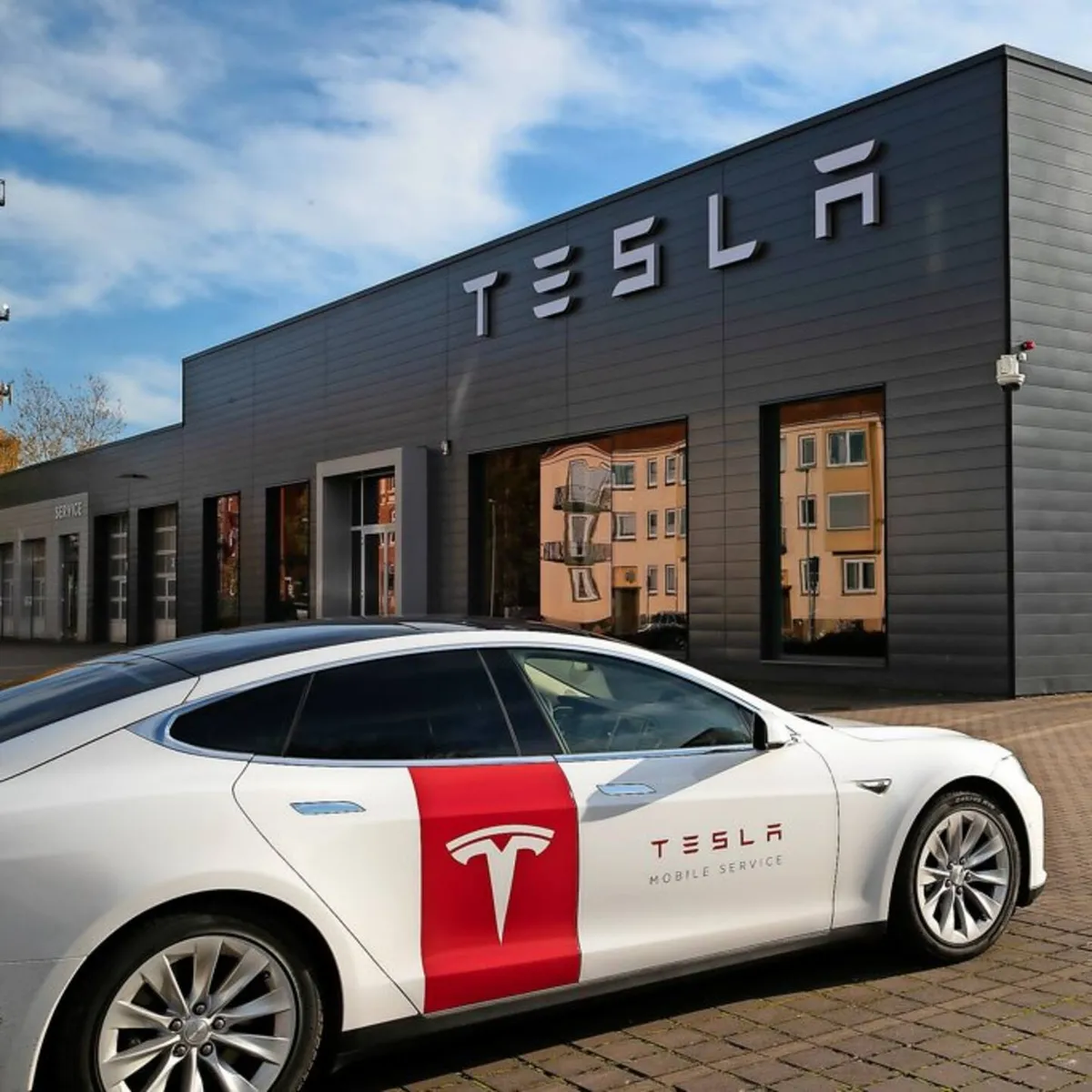 Центр Tesla на Am Mittelfelde 25 в Ганновере