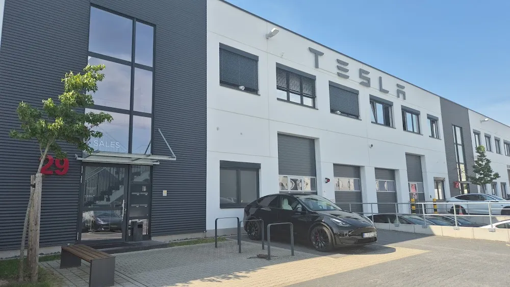 Сервисный центр Tesla в Берлине-Шёнефельде