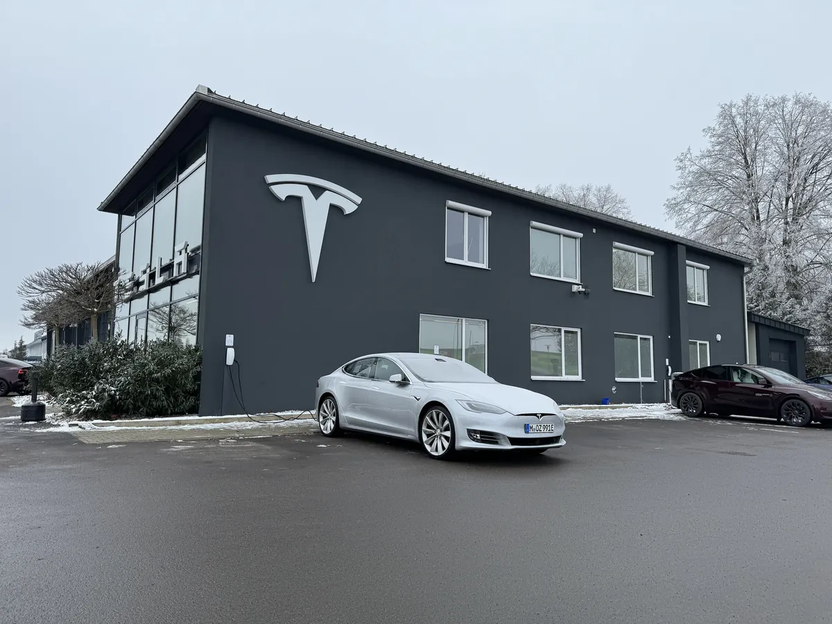 Tesla Service Memmingen Amendingen at 1 Dr. Karl Lenz Str, Memmingen, BY 87700. Venue photograph.