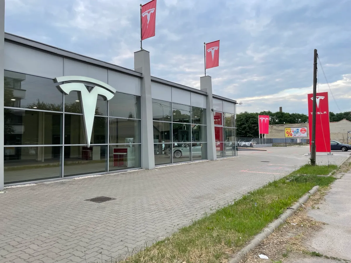 Фасад центра Tesla в Будапеште на Váci út 20, фотография 2022 года