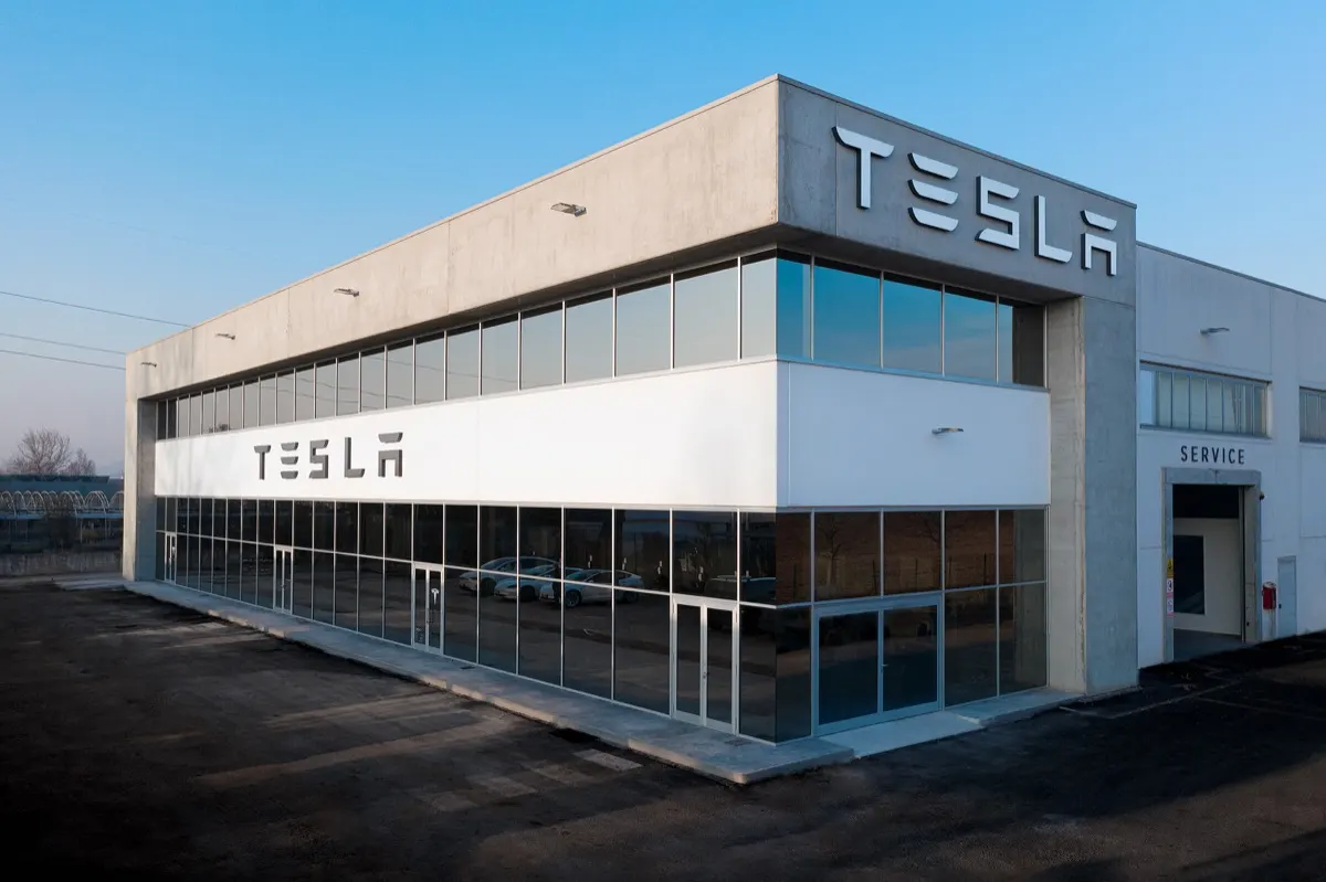 Сервисный центр Tesla в Кастенедоло.