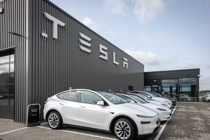 Центр Tesla на Amundsenweg 37 в Гусе