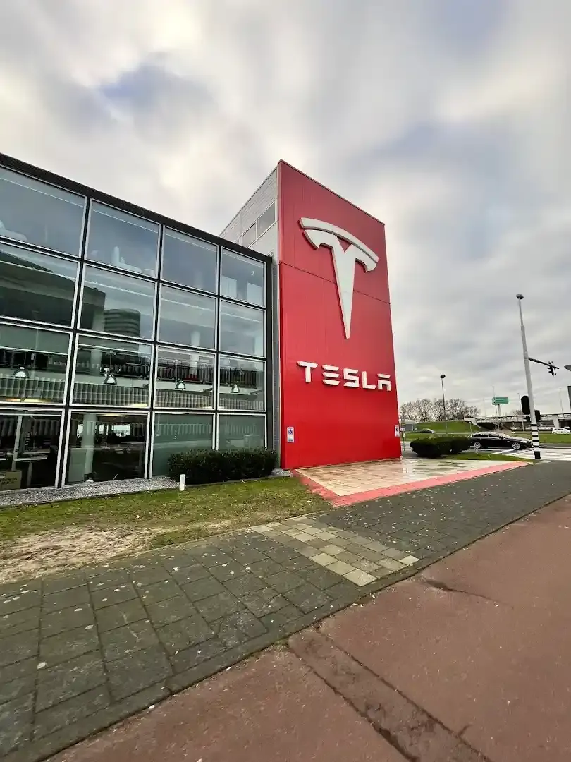 Сервисный центр Tesla в Амстердаме.
