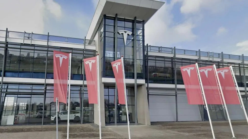Центр Tesla в Гааге на Laan van Waalhaven 417, вид здания в 2025 году