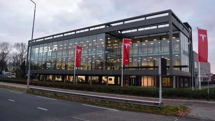 Сервисный центр Tesla в Эйндховене.