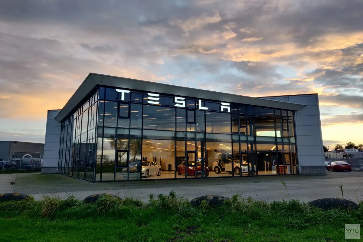 Сервисный центр Tesla в Пюрмеренде.