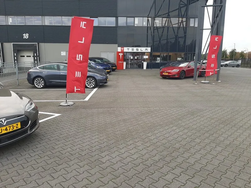 Вход в сервисный центр Tesla в Тилбурге