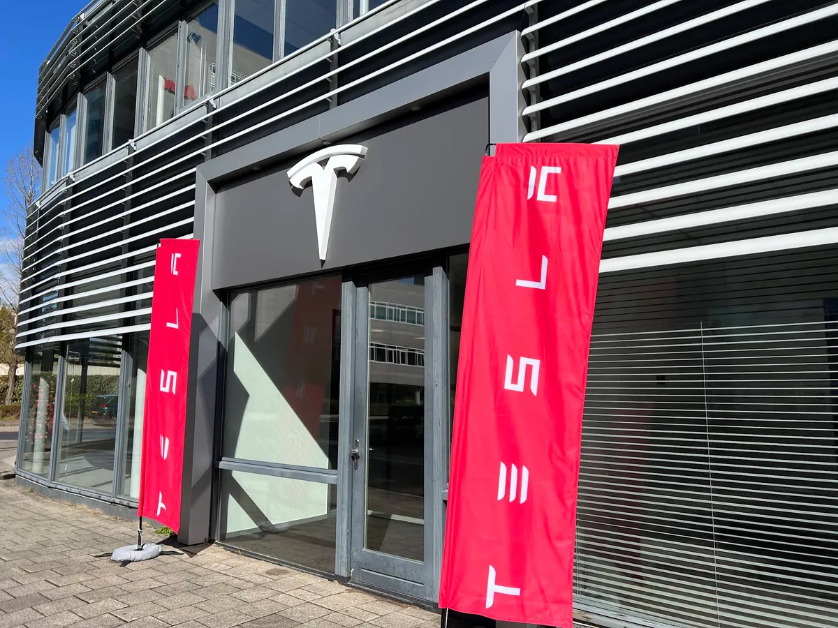 Вход в центр Tesla в Утрехте