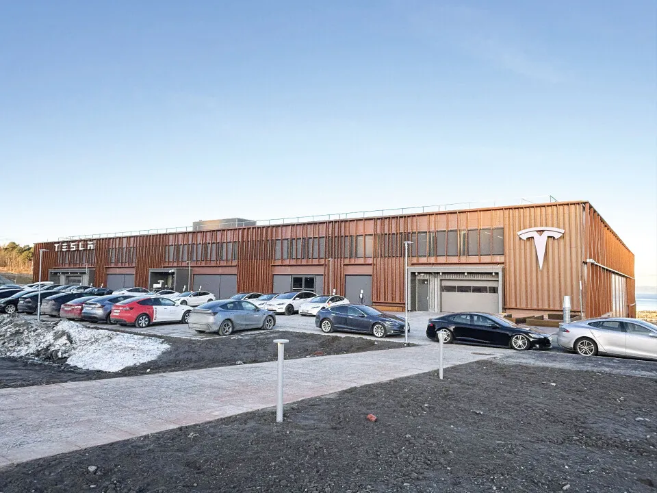 Новый центр Tesla в здании Skovgården на Grilstadvegen 2A в Тронхейме
