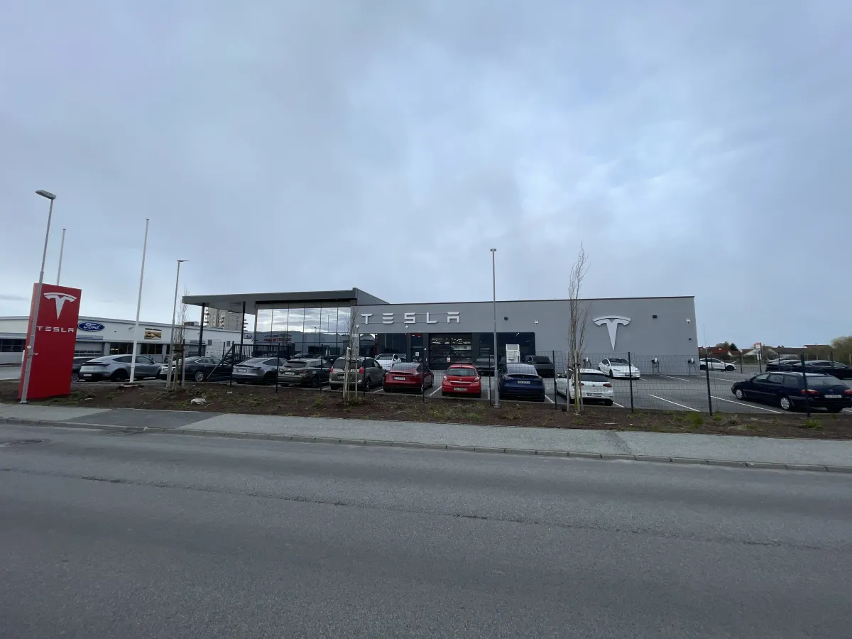Центр Tesla на Industrigata 15 в Хёугесунне