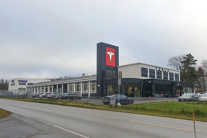 Exterior of the building at Ringeriksveien 197 while it housed Tesla Skui service center.