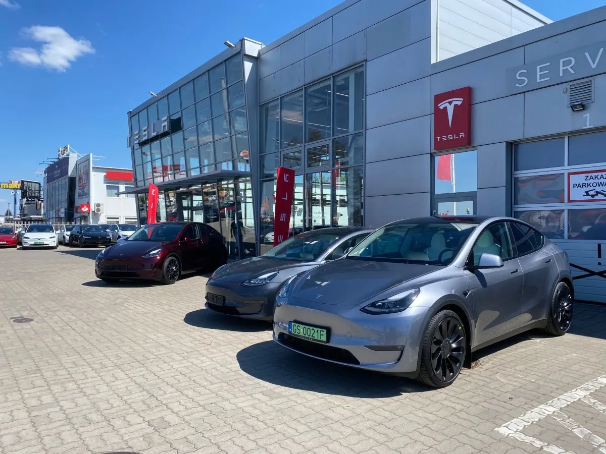 Сервисный центр Tesla в Зомбках.