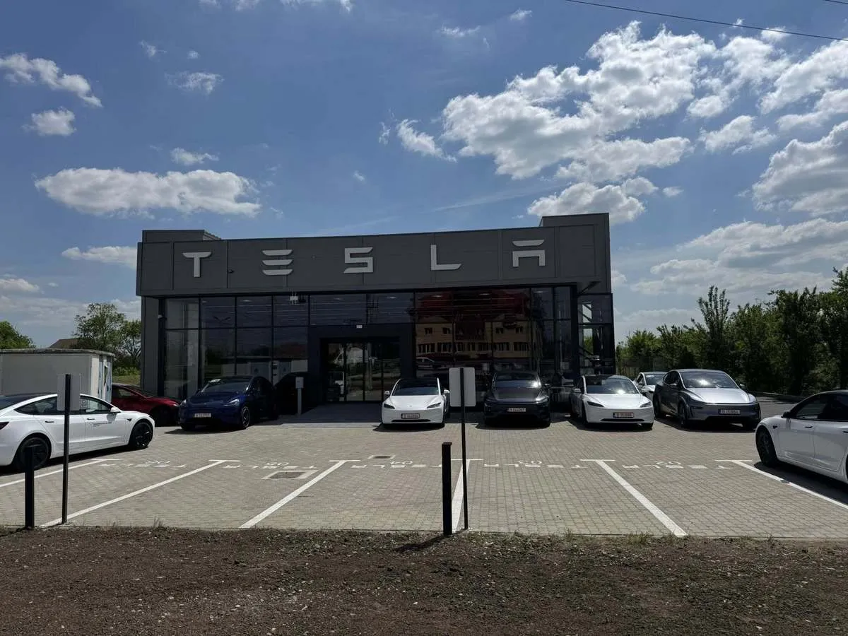 Фасад центра Tesla на Calea Lugojului 96A рядом с Тимишоарой