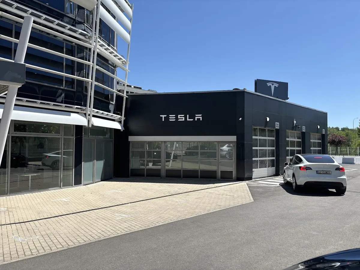 Центр Tesla на Avenida de la Vega в Алькобендасе