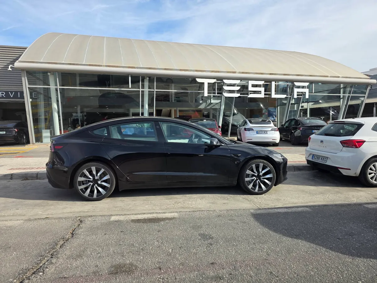 Фасад Tesla Center Málaga и сервисного центра по адресу Calle Horacio Quiroga, 21