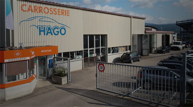 Здание кузовной мастерской Hago по адресу Tesla Service in Service Neuchatel в Кортайо.
