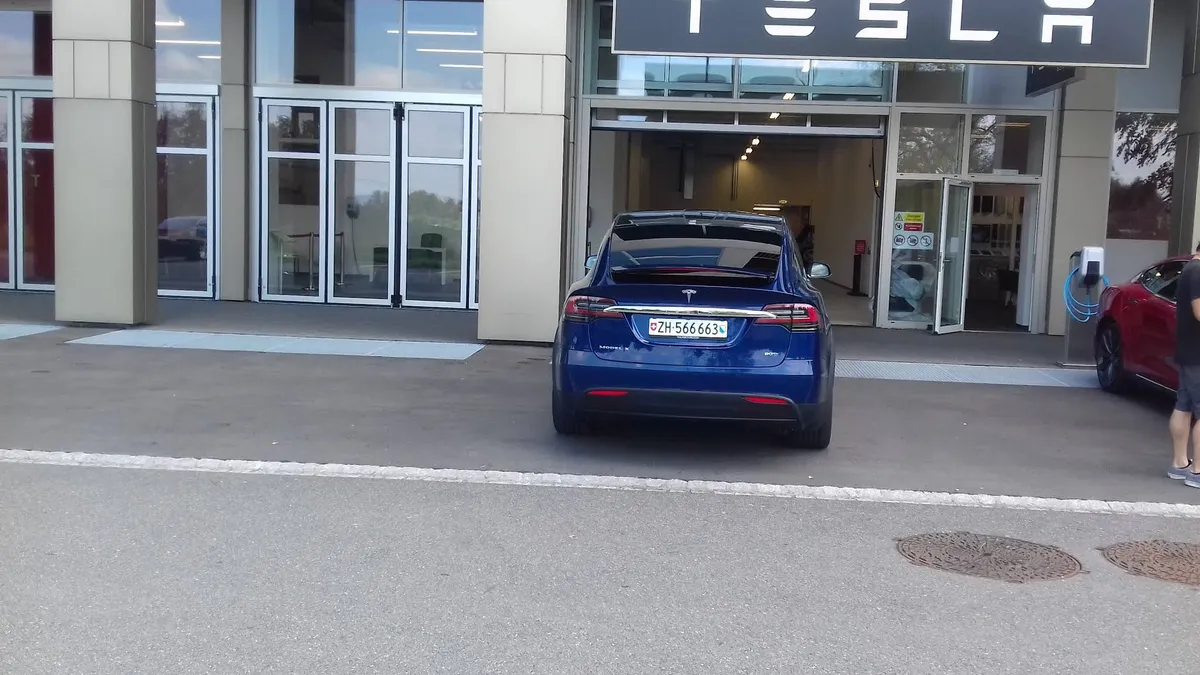 Центр Tesla в Cham