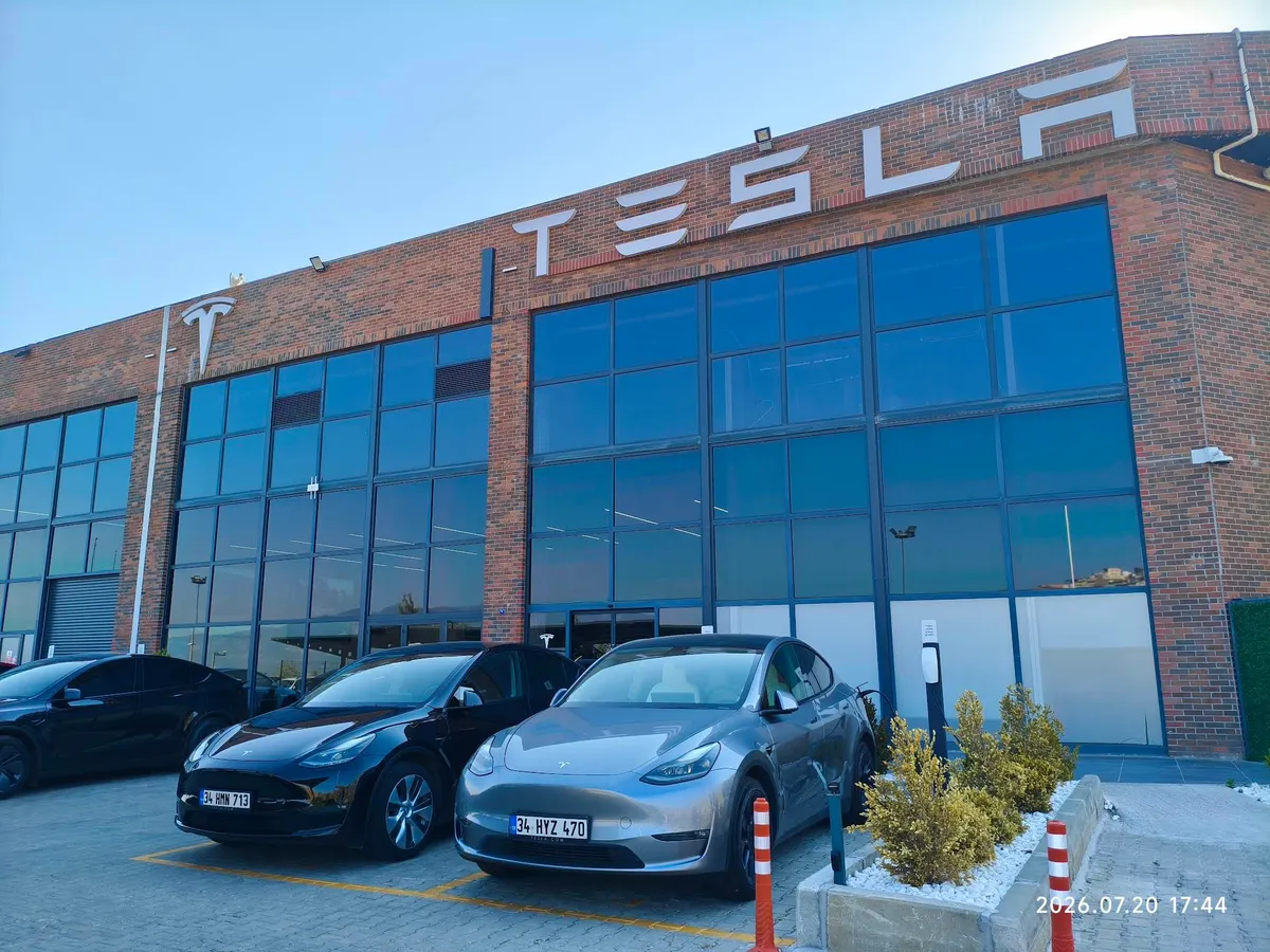Центр Tesla в İzmir