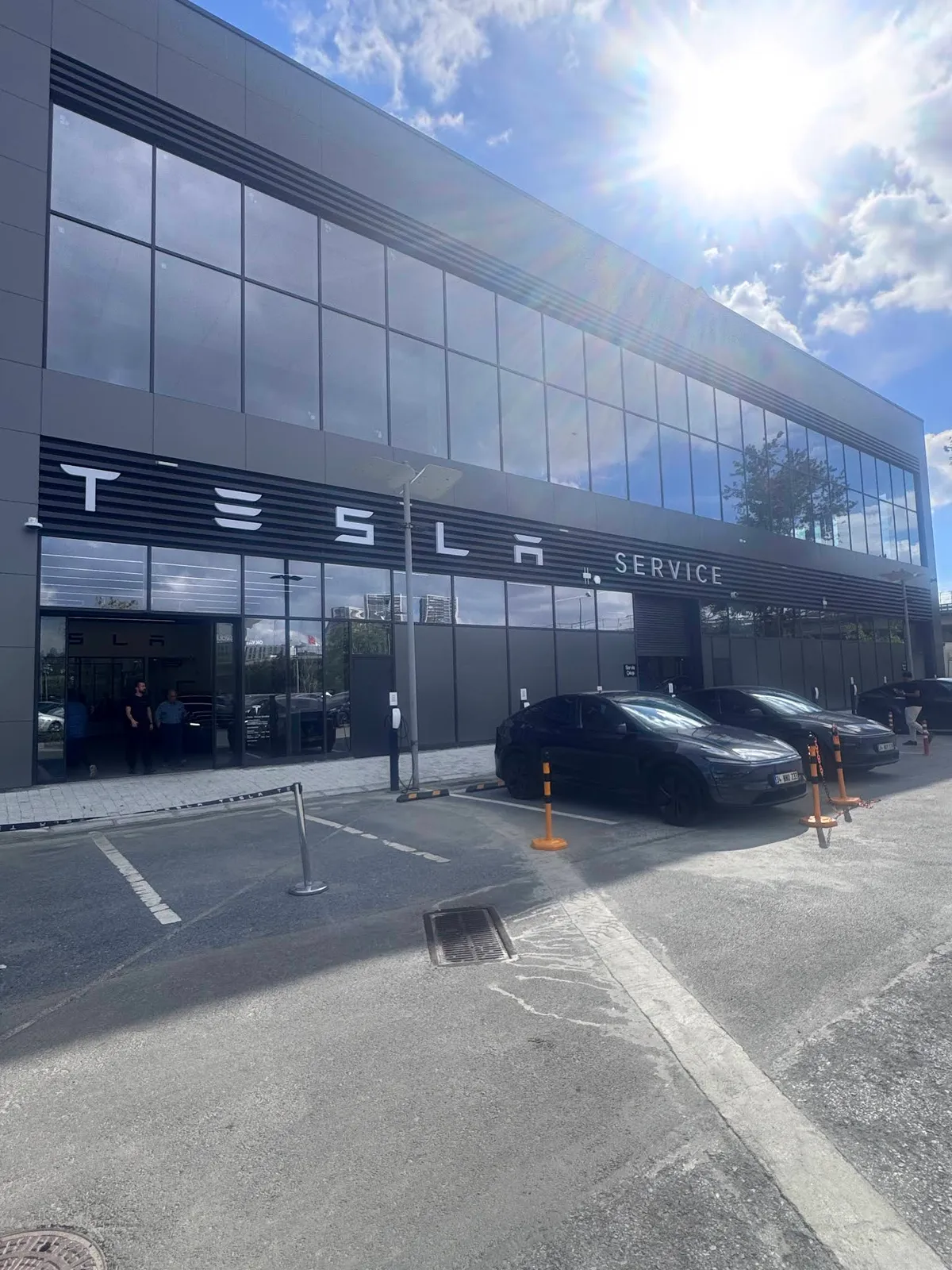 Центр Tesla в Istanbul