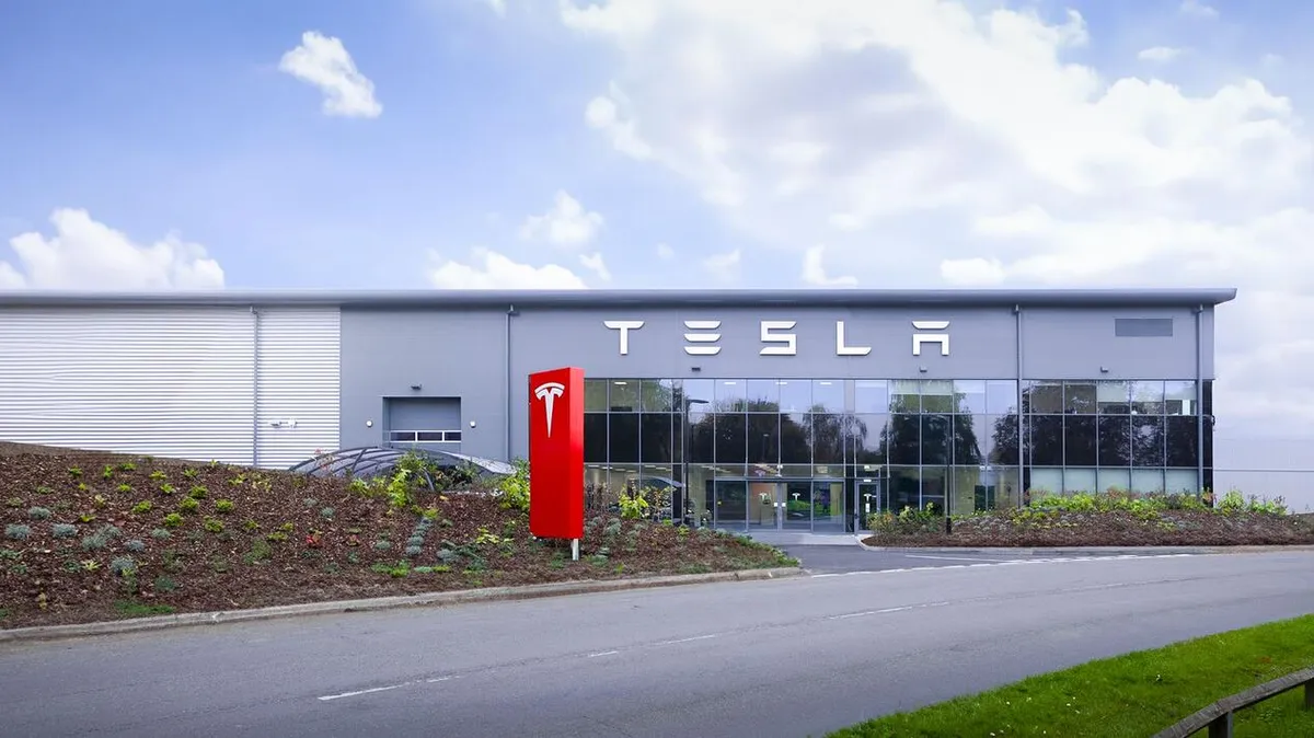 Центр Tesla у Saxon Way в Кембридже