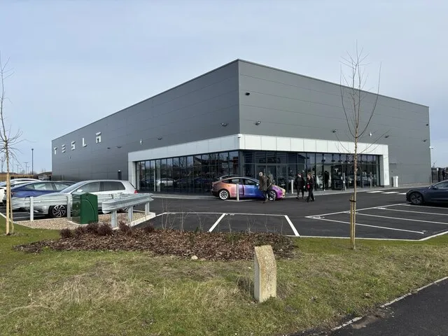 Центр Tesla на Teal Park в Линкольне