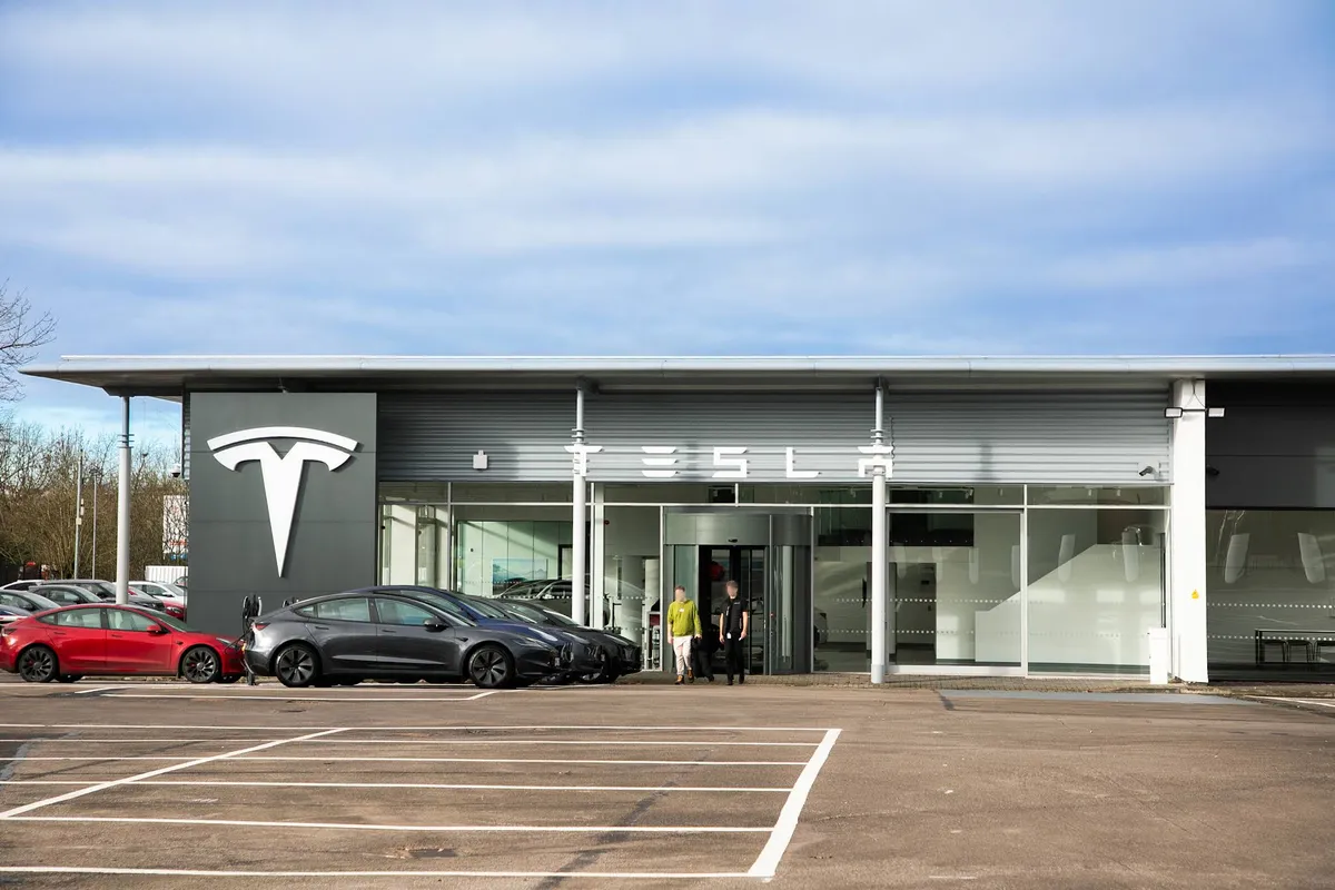 Фасад центра Tesla в Манчестере