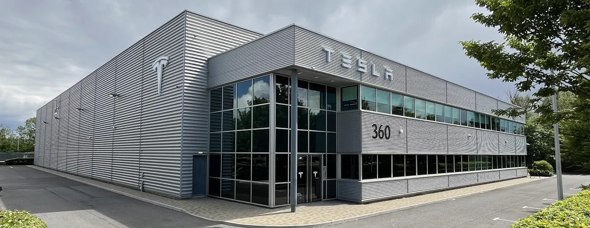 Фасад сервисного центра Tesla на Stockley Close 360
