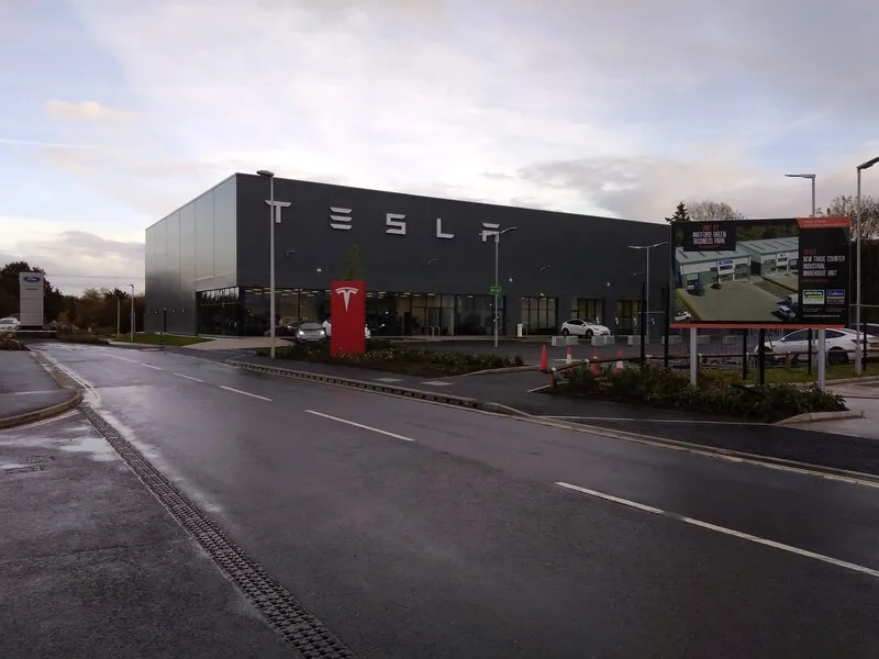 Центр Tesla на Matford Way в Эксетере