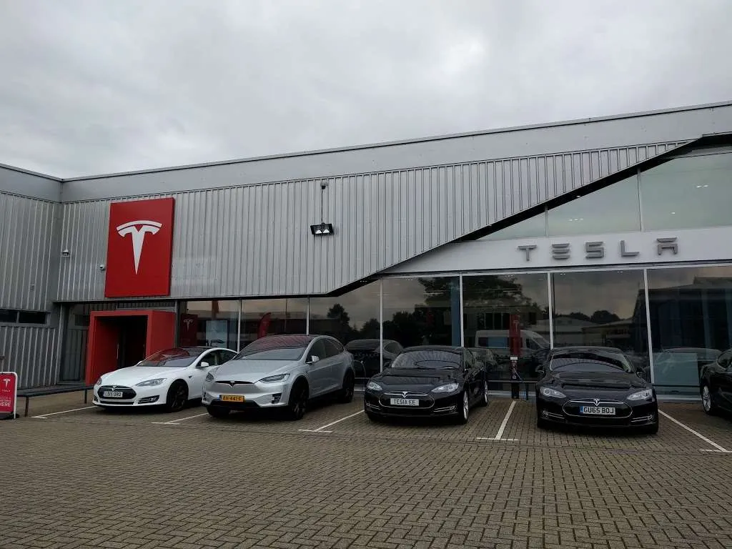 Центр Tesla на County Oak Way в Кроули