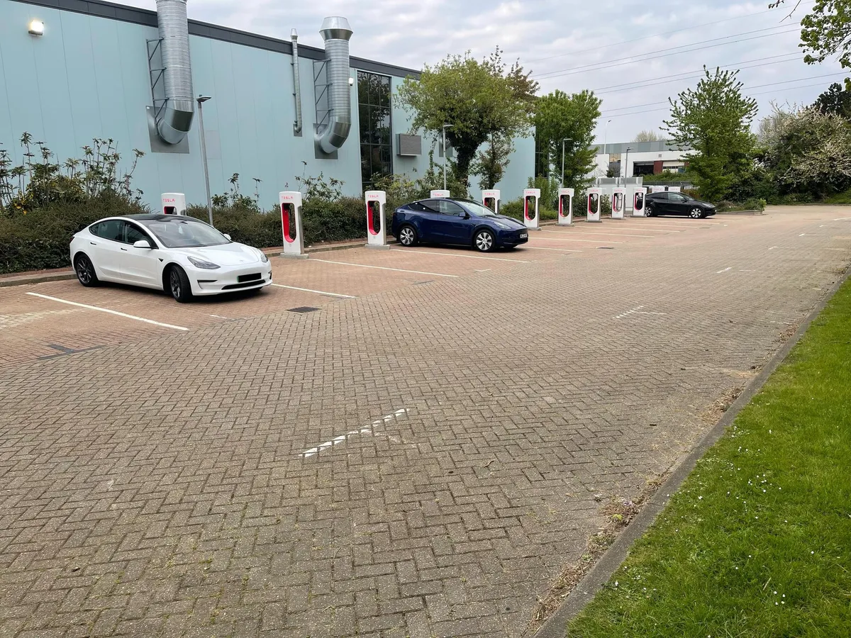 Зарядка у центра Tesla на Capstan Court в Дартфорде