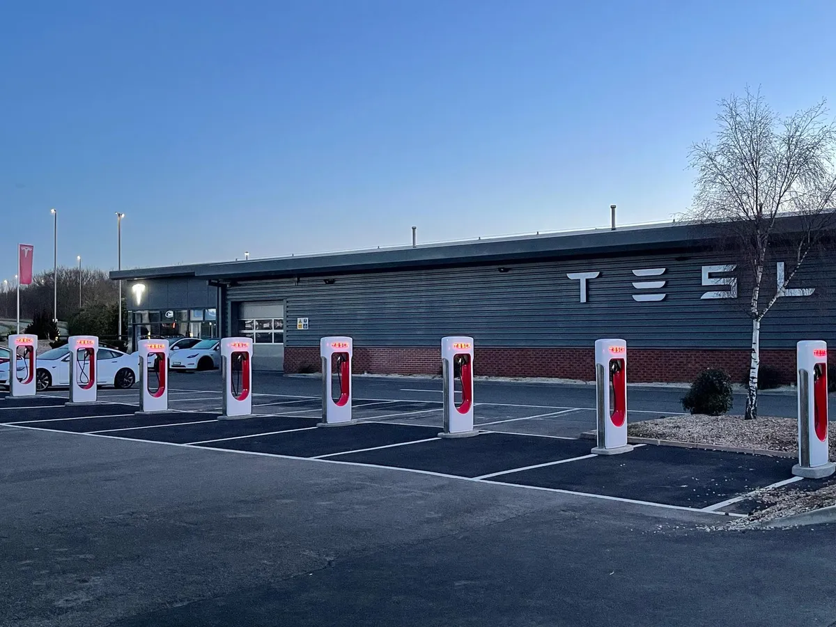 Зарядная площадка при центре Tesla на Ferris Row в Нортгемптоне
