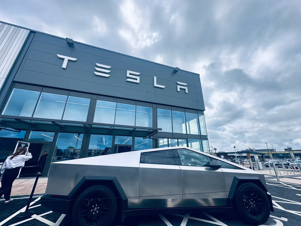 Центр Tesla в Liverpool Shopping Park на Montrose Way во время открытия в 2025 году