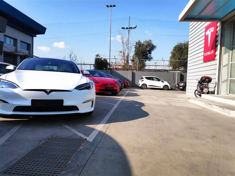 Внешний вид сервисного центра Tesla в Афинах по адресу Al. Papadiamanti 4; перед зданием стоят автомобили Tesla.