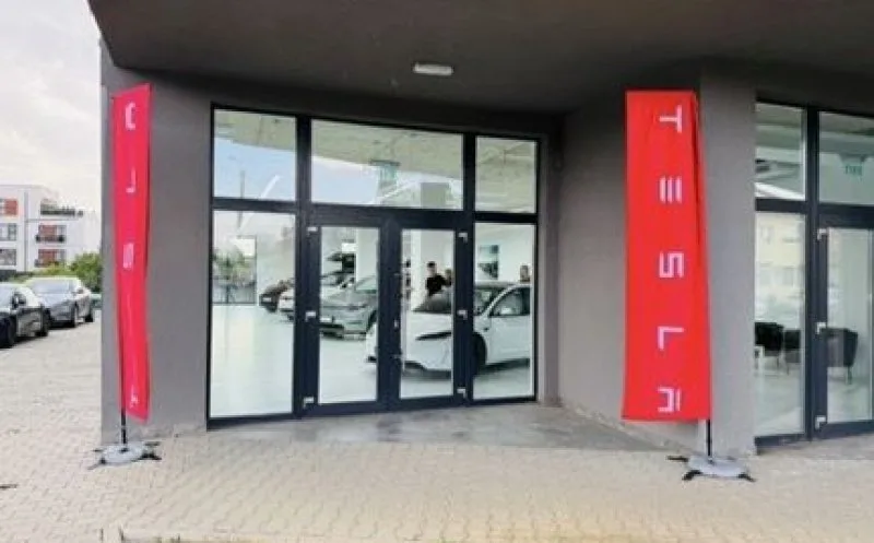 Вход в центр Tesla в Клуже, опубликованный местным изданием.