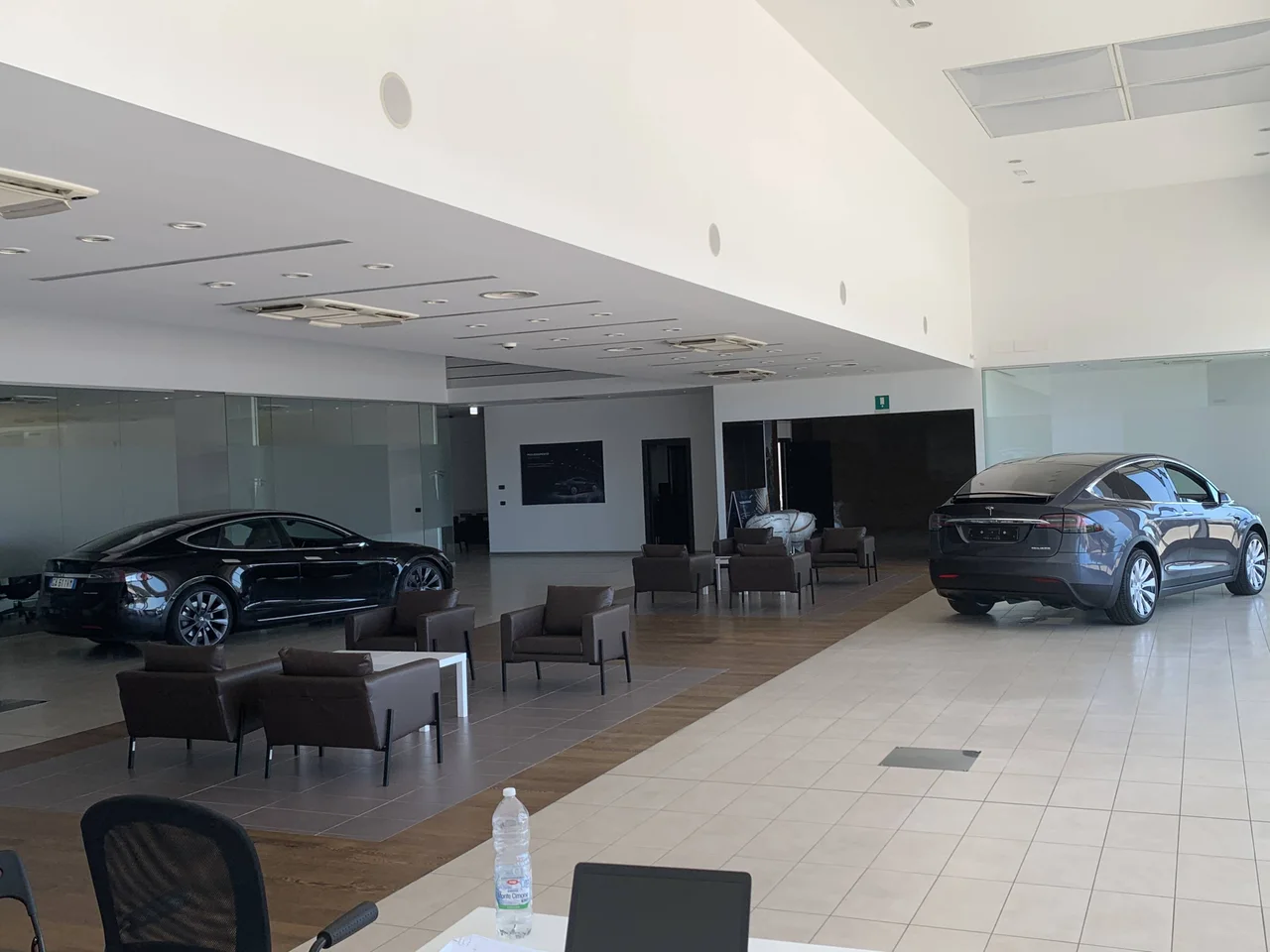 Зал Tesla Center Bologna с автомобилями Model S и Model X и местами ожидания. Снимок открытия, 20 июля 2020 года.