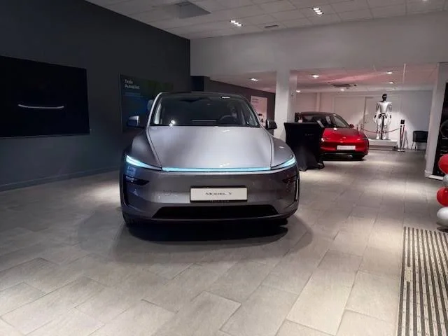 Клиентская зона Tesla Center Luxembourg с автомобилями Tesla; фото февраля 2025 года.