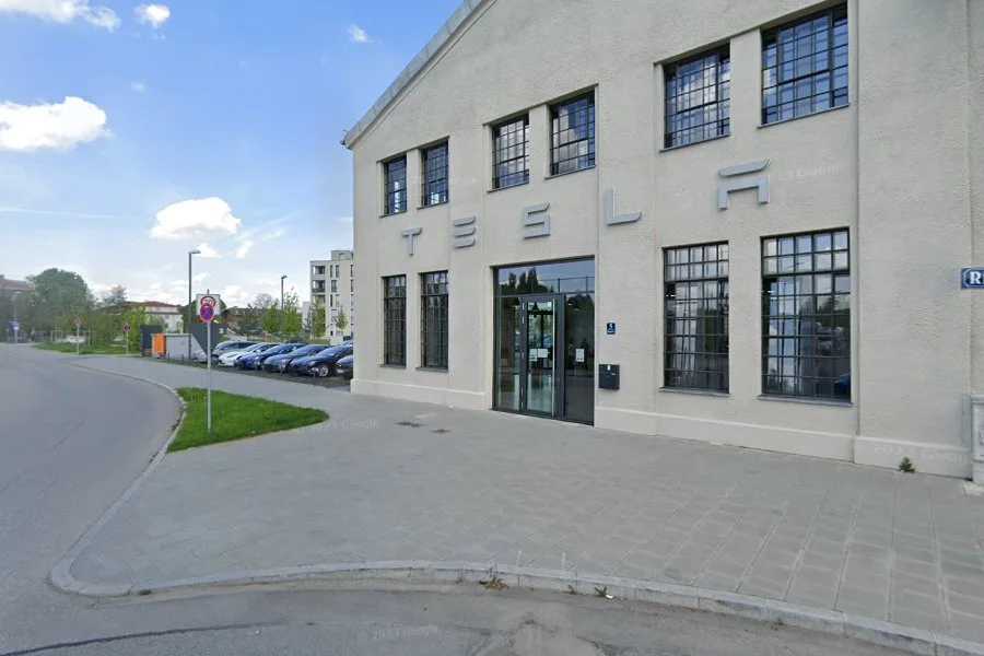 Фасад центра Tesla на Ria-Burkei-Straße, 5 в Мюнхене.