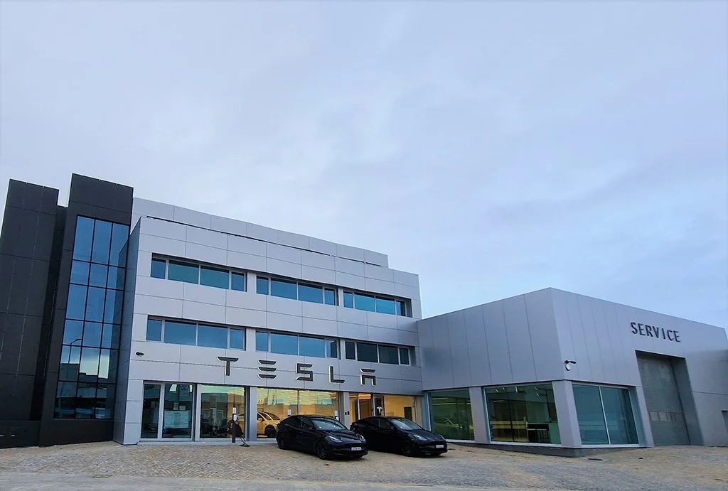 Фасад Tesla Center Porto по адресу Av. Fontes Pereira de Melo 318