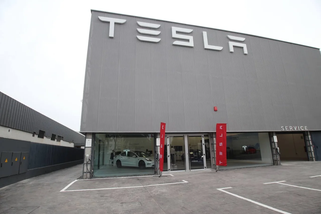 Фасад центра Tesla в Севилье на Calle del Motor; фотоотчёт об открытии точки продаж и сервиса.