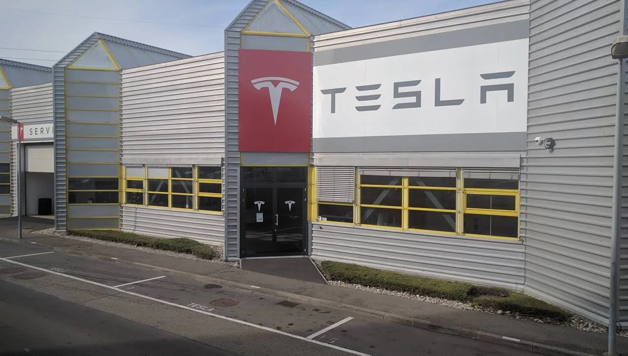 Фасад Tesla Center Genève Meyrin с вывеской Tesla, Мейрин; архивный снимок 2016 года.